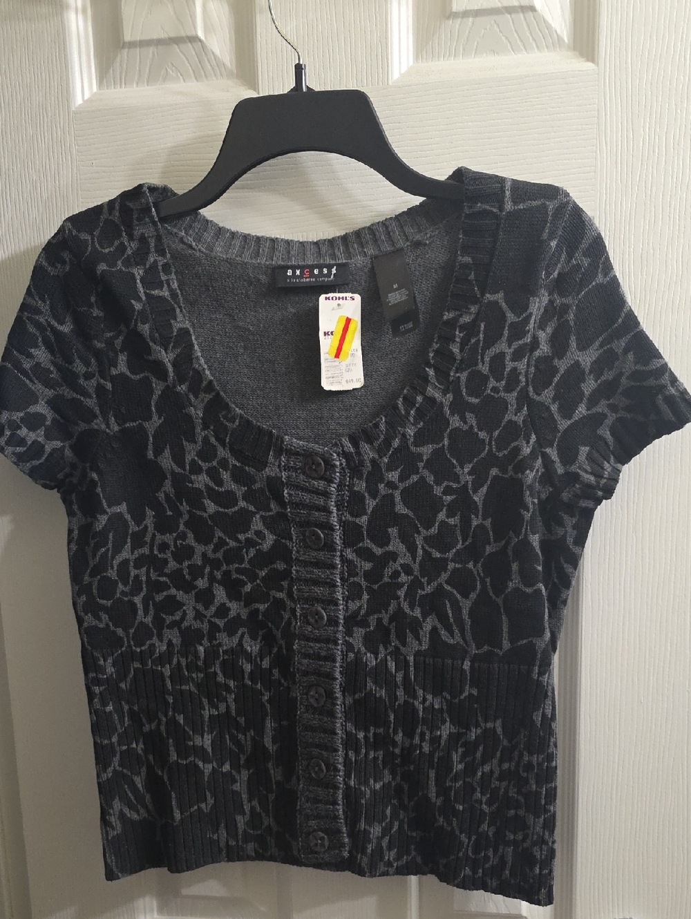 Axcess Short Sleeve Scoop Neck Animal-Print Cropped Sweater Size M